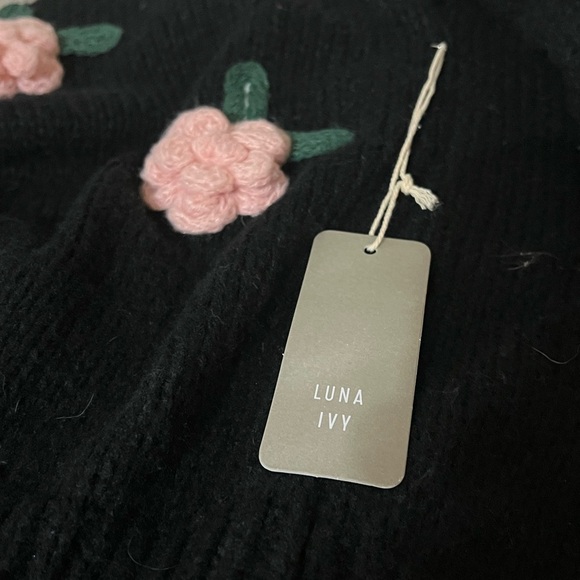 Luna + Ivy  Black Cardigan Sweater With Applique 3D Flowers Small New - Picture 3 of 5